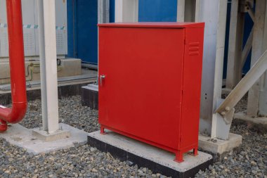 Açık hava yangın musluğu kutusu, beyaz hortum, hortum ve vanayla elektrik santrali alanında. Fotoğraf endüstri geçmişi ve itfaiyeci içeriği medyası için kullanılabilir.