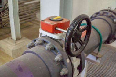 Atık su borularındaki kelebek manuel vanası. Fotoğraf endüstriyel arka plan fotoğrafçılığı ve su arıtma içeriği medyası için uygundur.