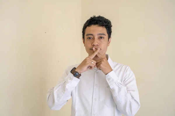 Fiatal Indonéz Göndör Férfi Fehér Ruhát Visel Elszigetelt Szájpózban Fotó — Stock Fotó