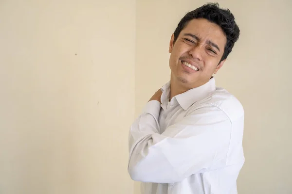 Młody Indonezyjski Kręcone Człowiek Nosić Białe Ubrania Czuje Ból Zdjęcie — Zdjęcie stockowe
