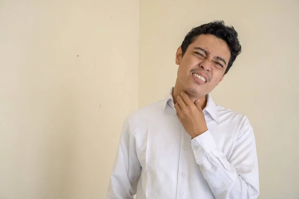 Νεαρός Ινδονήσιος Σγουρός Άντρας Φοράει Λευκά Ρούχα Και Διψάει Φωτογραφία — Φωτογραφία Αρχείου