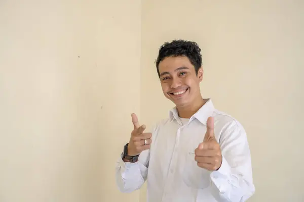 Joven Hombre Rizado Indonesio Usar Ropa Blanca Con Pose Alegría — Foto de Stock
