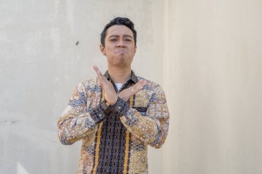 Genç Endonezyalılar geleneksel Endonezya kültürünü reddedilmiş jestlerle giyiyorlar. Fotoğraf günlük içerik medyası ve insan ifadesi reklamları için kullanılabilir.