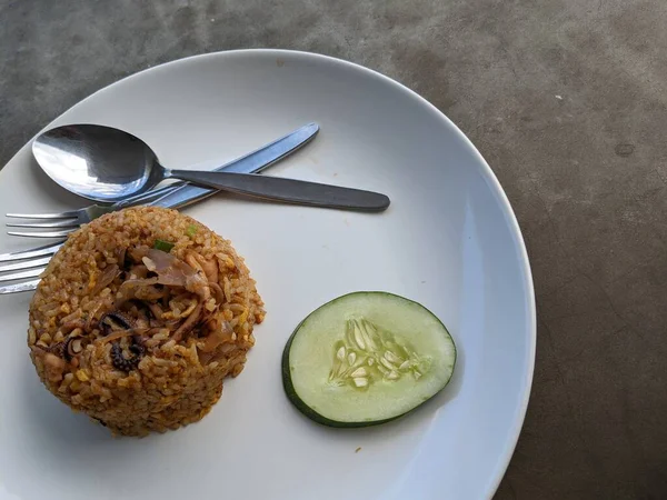 Τηγανητό Ρύζι Παραδοσιακό Φαγητό Της Ινδονησίας Μαρούλι Φωτογραφία Είναι Κατάλληλη — Φωτογραφία Αρχείου