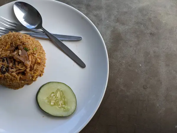 Τηγανητό Ρύζι Παραδοσιακό Φαγητό Της Ινδονησίας Μαρούλι Φωτογραφία Είναι Κατάλληλη — Φωτογραφία Αρχείου