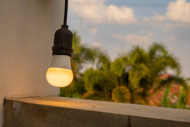 El raylı kafe restoranında asılı ampul. Fotoğraf dekoratif arkaplan ve cafe içeriği ortamı için kullanılabilir.