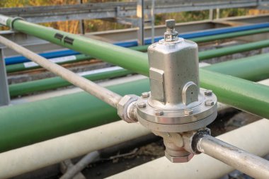 Hava basınçlı regülatör hava alıcısı tankı üzerindeki baskıyı sürdürmek için fotoğraf endüstri arka plan fotoğrafçılığı, elektrik santrali posteri ve elektrik içeriği medyası için uygundur.