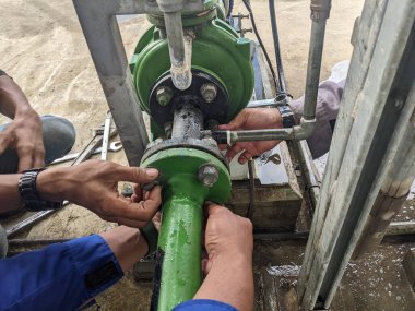 Elektrik santrali projesindeki motor servis su pompasını tamir et ve tamir et. Fotoğraf endüstri geçmişi, elektrik santrali posteri ve elektrik içeriği medyası için kullanılabilir.