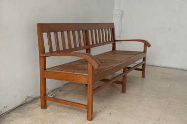 Java tarzı eski bir tahta sandalye. Fotoğraf içerik içeriği için iç reklam medyası için kullanılabilir.