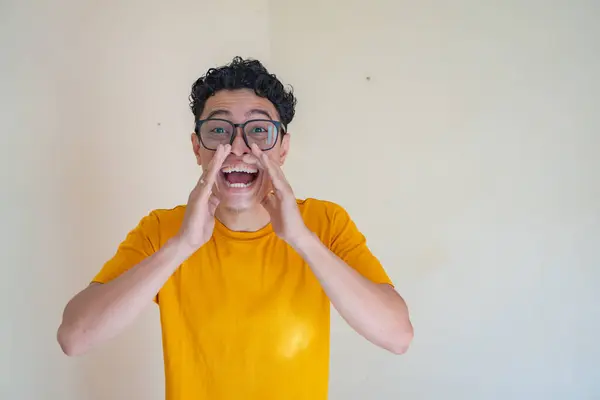Mladý Muž Nosí Brýle Žluté Tričko Křičí Fotografie Vhodná Pro — Stock fotografie