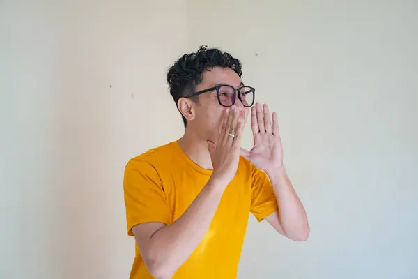 Νεαρός Φοράει Γυαλιά Και Κίτρινο Μπλουζάκι Φωνάζοντας Φωτογραφία Είναι Κατάλληλη — Φωτογραφία Αρχείου