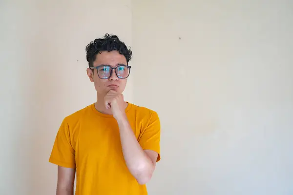 Jeune Homme Porte Shirt Jaune Avec Geste Expression Posture Réfléchie — Photo