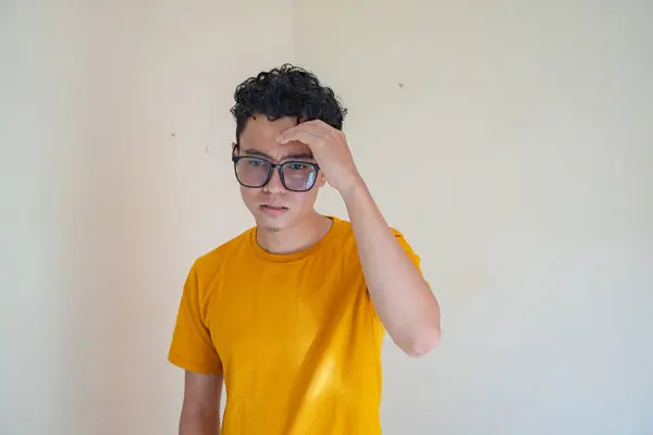 Молодой Человек Носит Желтую Футболку Мыслящей Позой Выражения Лица Фотография — стоковое фото