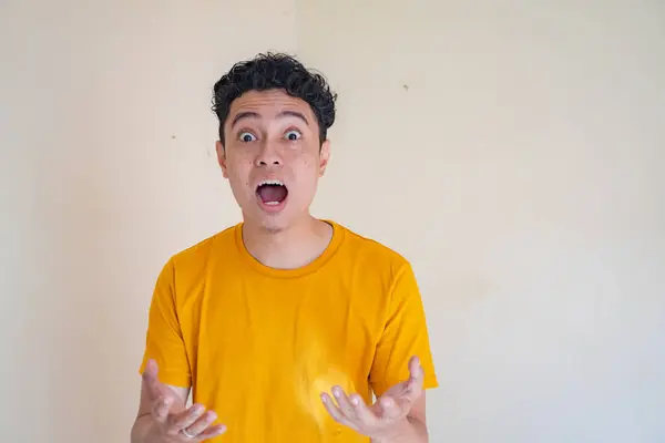 Jovem Usa Camiseta Amarela Com Gesto Expressão Pose Surpreso Foto — Fotografia de Stock