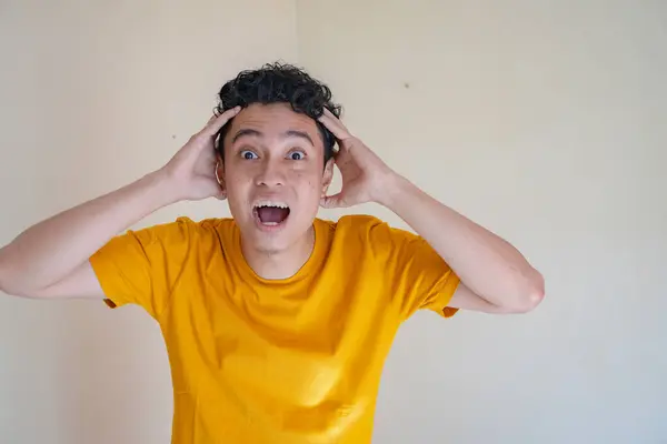 Jeune Homme Porte Shirt Jaune Avec Geste Expression Pose Surpris — Photo