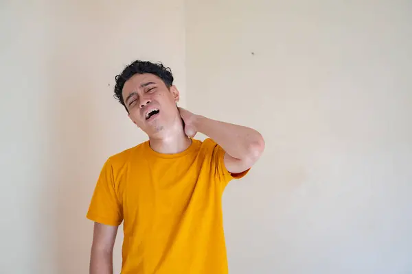 Jovem Usa Camiseta Amarela Com Gesto Expressão Pose Sonolenta Foto — Fotografia de Stock