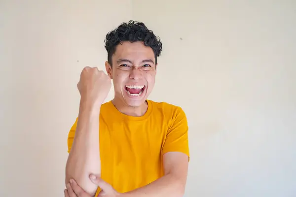 Ung Man Bär Gul Shirt Med Stark Pose Uttryck Gest — Stockfoto