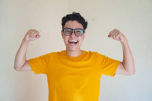 Mladý Muž Nosí Žluté Tričko Silným Gestem Pózy Fotografie Vhodná — Stock fotografie