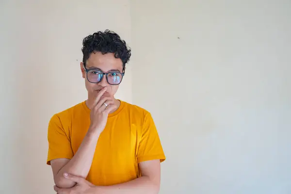 Joven Usa Una Camiseta Amarilla Con Gesto Expresión Pose Pensante — Foto de Stock
