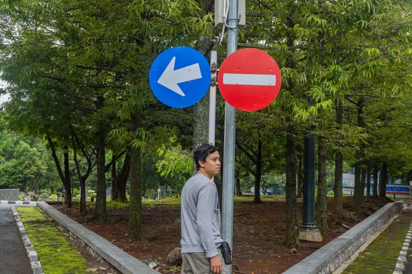 Homem Olha Para Sinal Direcção Trânsito Foto Adequada Para Usar — Fotografia de Stock