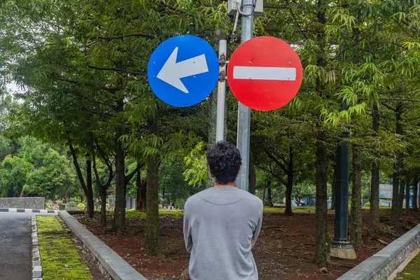 Homme Regarde Direction Panneau Circulation Photo Est Adaptée Une Utilisation — Photo