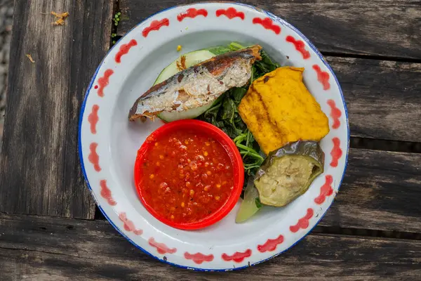 ジャワチキン テンペ チリソースの伝統的な食べ物 写真は伝統的な食品の背景やスナックのコンテンツメディアに使用するのに適しています — ストック写真