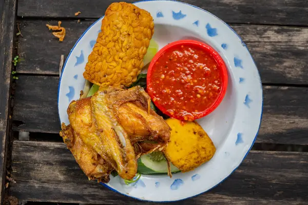 Traditionell Mat Javanesisk Kyckling Tofu Tempe Och Chilisås Fotot Lämpligt — Stockfoto