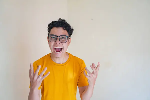 Giovane Uomo Indonesiano Indossare Occhiali Con Espressione Arrabbiata Foto Adatta — Foto Stock