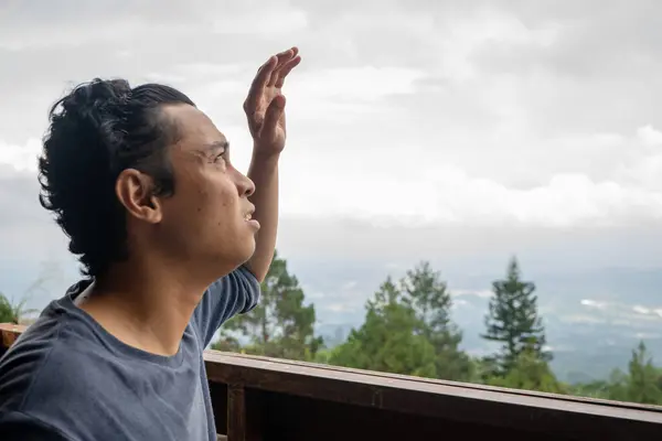 Uomo Seduto Vicino Alla Recinzione Guardando Montagna Paesaggio Foto Adatta — Foto Stock