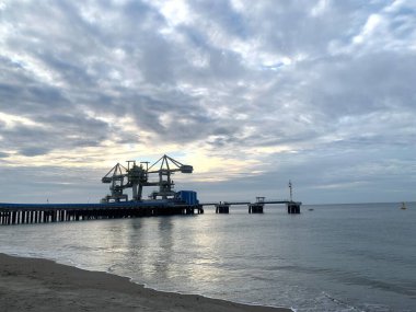 Stacker Reclaimer zincir kovası elektrik santrali projesinde. Fotoğraf endüstri arka plan fotoğrafçılığı, elektrik santrali posteri ve bakım içeriği medyası için kullanılabilir.