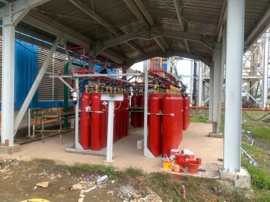 Kömür sığınağı bölgesinde yangın söndürücü için CO2 raf silindiri. Fotoğraf güvenlik içeriği medyası ve yangın koruma arkaplanı için kullanılabilir.