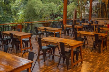 Boş sandalye ve ahşap masa. Sıcak hava ve tropikal orman..