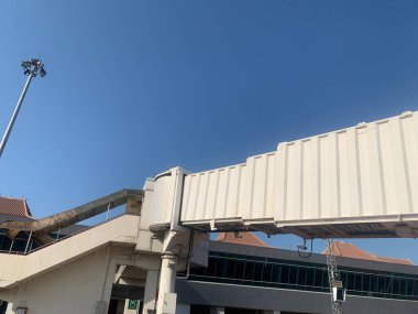 Seyahat, yolculuk ve covid ulaşım yönetmelikleri için koridor ve koridor. Uçak uçuşu, göç ve iç tasarım tünelleri için boş bir geçit.