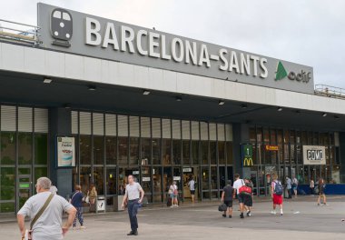 04-08-2023. Barselona, İspanya, tren Barcelona Sants istasyonuna iniyor.