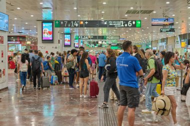 04-08-2023. Barselona, İspanya, tren Barcelona Sants istasyonuna iniyor.