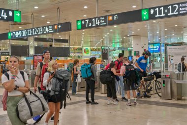 04-08-2023. Barselona, İspanya, tren Barcelona Sants istasyonuna iniyor.