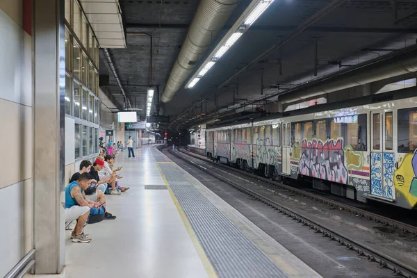 2023 Barcelona Spanyolország Vonat Érkezik Peronra Emberek Barcelona Sants Állomás — Stock Fotó