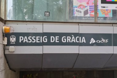 04-08-2023. Barselona, İspanya, Barselona Passeig de Gracia tren istasyonuna giriş ve çıkış turnikeleri