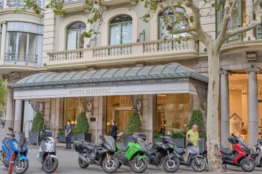 04-08-2023. Barselona, İspanya, Barselona Passeig de Gracia tren istasyonuna giriş ve çıkış turnikeleri