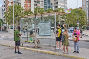 04-08-2023. Barcelona, Spain, people waiting for the bus in Barcelona