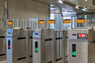 04-08-2023. Barselona, İspanya, Barselona Passeig de Gracia tren istasyonuna giriş ve çıkış turnikeleri