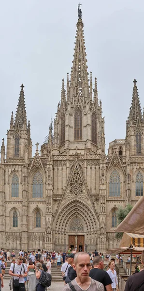 2023について バルセロナ スペイン 観光客でいっぱいのバルセロナ大聖堂 — ストック写真