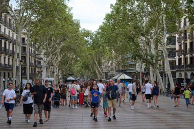 04-08-2023. Barselona, İspanya. Aceleyle yürüyün ve tren Passeig de Gracia istasyonunda durdu.