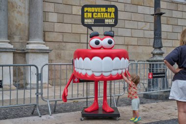 04-08-2023. Barselona, İspanya. Aceleyle yürüyün ve tren Passeig de Gracia istasyonunda durdu.
