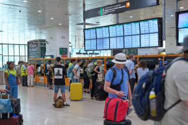 04-08-2023. Barselona, İspanya. Aceleyle yürüyün ve tren Passeig de Gracia istasyonunda durdu.