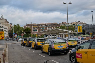 04-08-2023. Barselona, İspanya. Aceleyle yürüyün ve tren Passeig de Gracia istasyonunda durdu.