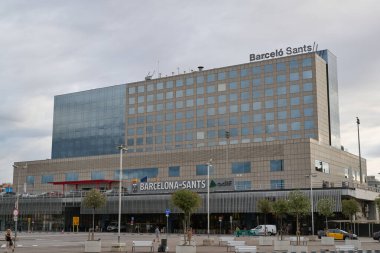 04-08-2023. Barselona, İspanya. Aceleyle yürüyün ve tren Passeig de Gracia istasyonunda durdu.