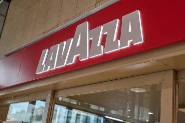 04-08-2023. Barselona, İspanya. Aceleyle yürüyün ve tren Passeig de Gracia istasyonunda durdu.