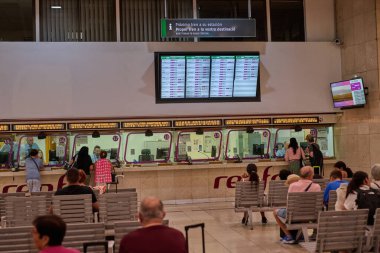 04-08-2023. Barselona, İspanya. Aceleyle yürüyün ve tren Passeig de Gracia istasyonunda durdu.