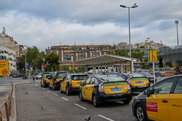 2023 Барселона Испания Пешком Полно Людей Поезд Остановился Станции Passeig — стоковое фото